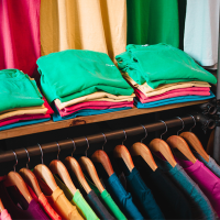 BUSANA DAN AKSESORIS